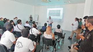 Imparten capacitación a personal de agencias funerarias para...