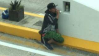 Manifestante "sin trabajo" toma cerveza tras pedir cooperación en caseta de Morelos 2