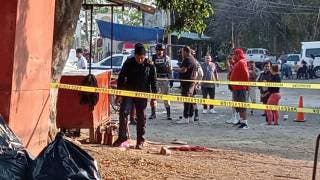 Hieren a balazos a un hombre mientras tomaba cerveza en Chamilpa
