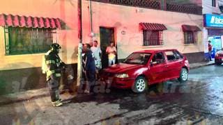 Auto se incendia en Tehuixtla y vecinos evitan una tragedia