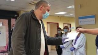 Recompensan a taxista que traslada gratis a pacientes infect...