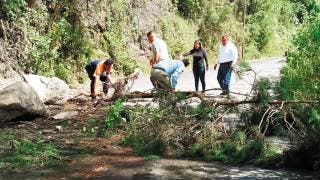 Retiran piedras tras derrumbe en Subida a Chalma 2
