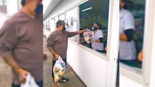 Dan despensas a alumnos de Escuelas de Tiempo Completo en Mo...