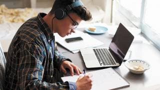 Se preparan profesores para regreso a clases de forma virtua...