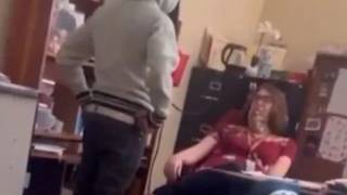 VIDEO: Estudiante le da una cachetada a su maestra dela...