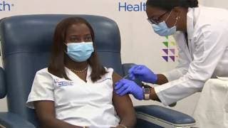 Una enfermera de Nueva York, la primera en recibir la vacuna...