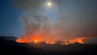 Evacuan a familias por incendios forestales incontrolab...