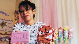 Sale joven adelante elaborando galletas con forma de Coronav...