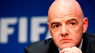 Presidente de la FIFA considera irresponsable reanudar activ...