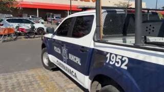 Le roban 30 mil pesos a hombre en estacionamiento de tienda en Cuernavaca