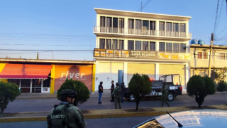 Atacan a balazos fachada de ferretería en la colonia Juan Morales