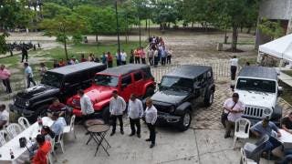 Rifan 4 Jeeps en posada del Ayuntamiento de Cárdenas y gener...