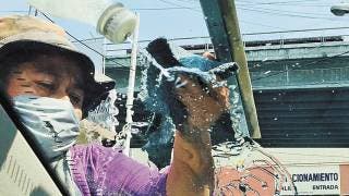 Señora Juana desafía al Coronavirus para salir a trabajar de...