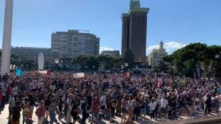 Se manifiestan en España y tachan de falsa, pandemia del COV...