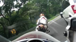 VIDEO: Salen volando 2 motociclistas tras estrellarse en la México-Cuernavaca