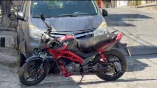 Conductor arrolla a asaltantes en motocicleta en Cuernavaca