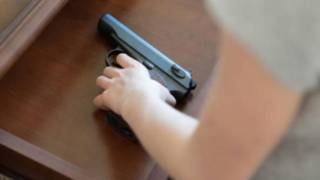 Niño de 6 años manipula arma, se dispara 2