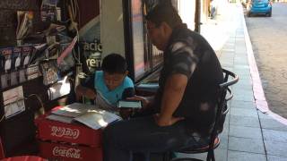 Niño toma clases en el puesto de su padre, en Cuernavaca; ho...