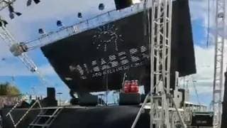Cae pantalla gigante durante show de magia en Chile
