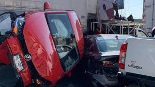 Tráiler impacta a 15 autos en Paso Expre 2