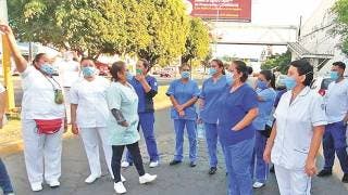 Hacen reconocimiento a personal sanitario que está en primer...