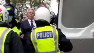 Protestan en Inglaterra vs medidas
