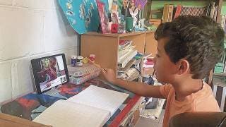 De manera virtual. Miles de estudiantes regresaron a clases