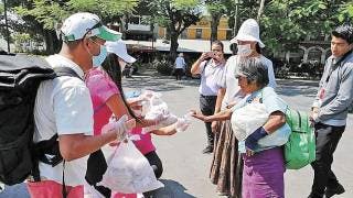 Reparten comida en Centro de Cuernavaca