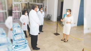 Lleva diputada material de protección al hospital “Dr. Ernes...