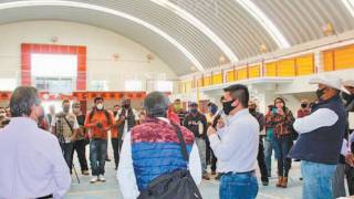  Da alcaldesa de Temixco mascarillas a comerciantes para pre...
