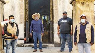Desinfectan áreas públicas e iglesia de la Santísima Trinida...