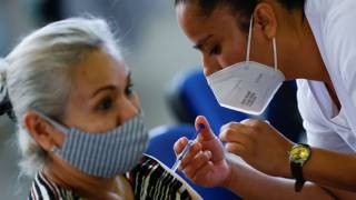 Reportan 18 fallecimientos de personas que ya se habían vacu...