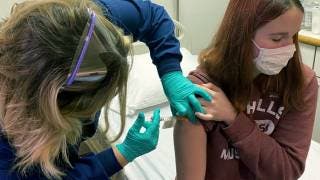 Autorizan a vacunar con Pfizer a niños y adolescentes de 12...