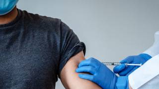 Buscan permiso para vacunar vs COVID19 a adolescentes