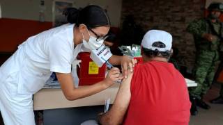 Comienzan a vacunar en Morelos a trabajadores de una planta...