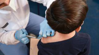Vacuna Pfizer para menores de 5 años estaría disponible a fi...