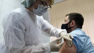Empiezan distribución de vacuna rusa contra el COVID-19