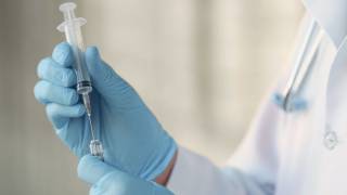 Pasa vacuna anti COVID-19 primera prueba