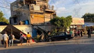 Dos heridos deja el choque de auto contra veterinaria en Zacatepec