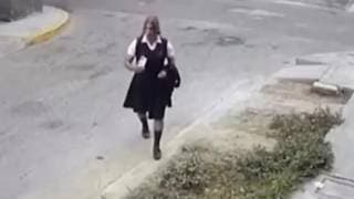 VIDEO: Hombre acosaba estudiantes vestido de colegiala