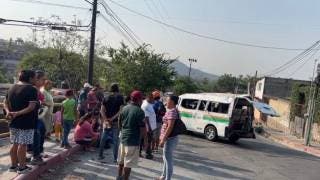VIDEO: Cuatro mujeres lesionadas, entre ellas una niña, saldo de volcadura de ruta en Temixco