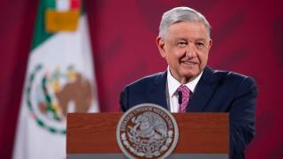 El presidente de México Andrés Manuel López Obrador se...