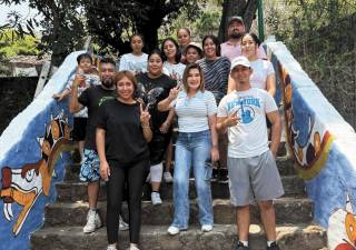 Jóvenes transforman muros de Tetecala en una ruta cultural