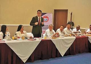 Aborda diputado Juan Ángel Flores reforma laboral en encuentro sindical