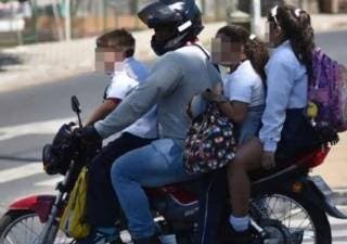 Prohíben a menores de 12 años viajar en motocicleta por estas razones