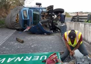 VIDEO: Volcadura de tráiler colapsa tráfico en la Cuernavaca-Acapulco