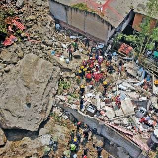 Mueren sepultadas madre y sus dos hijas tras derrumbe en Cuernavaca