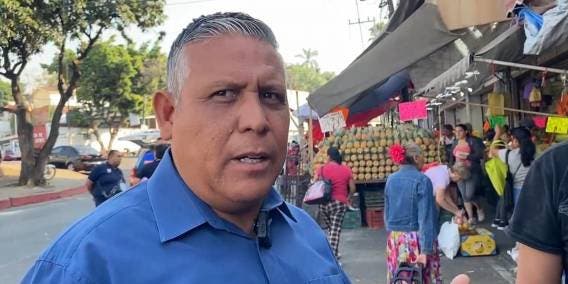 Van contra encargados del Mercado ALM de Cuernavaca