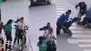 VIDEO: Rocía despachadora con gasolina a 2 ladrones para evitar ser asaltada
