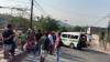 VIDEO: Cuatro mujeres lesionadas, entre ellas una niña, saldo de volcadura de ruta en Temixco